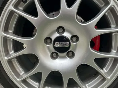 Floating wheel center cap