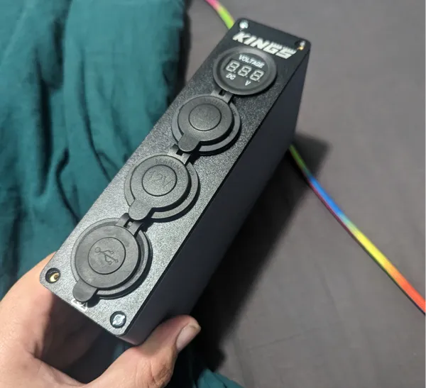 Boîtier portable pour panneau 12V Kings