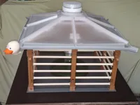 Vogelfutterhaus mit Wasserablauf