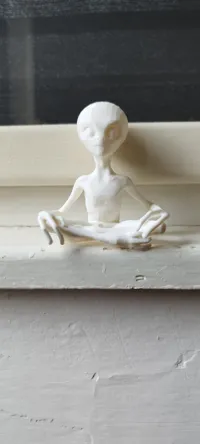 Figurine d'alien assis — photo 2