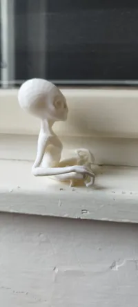 Figurine d'alien assis — photo 3