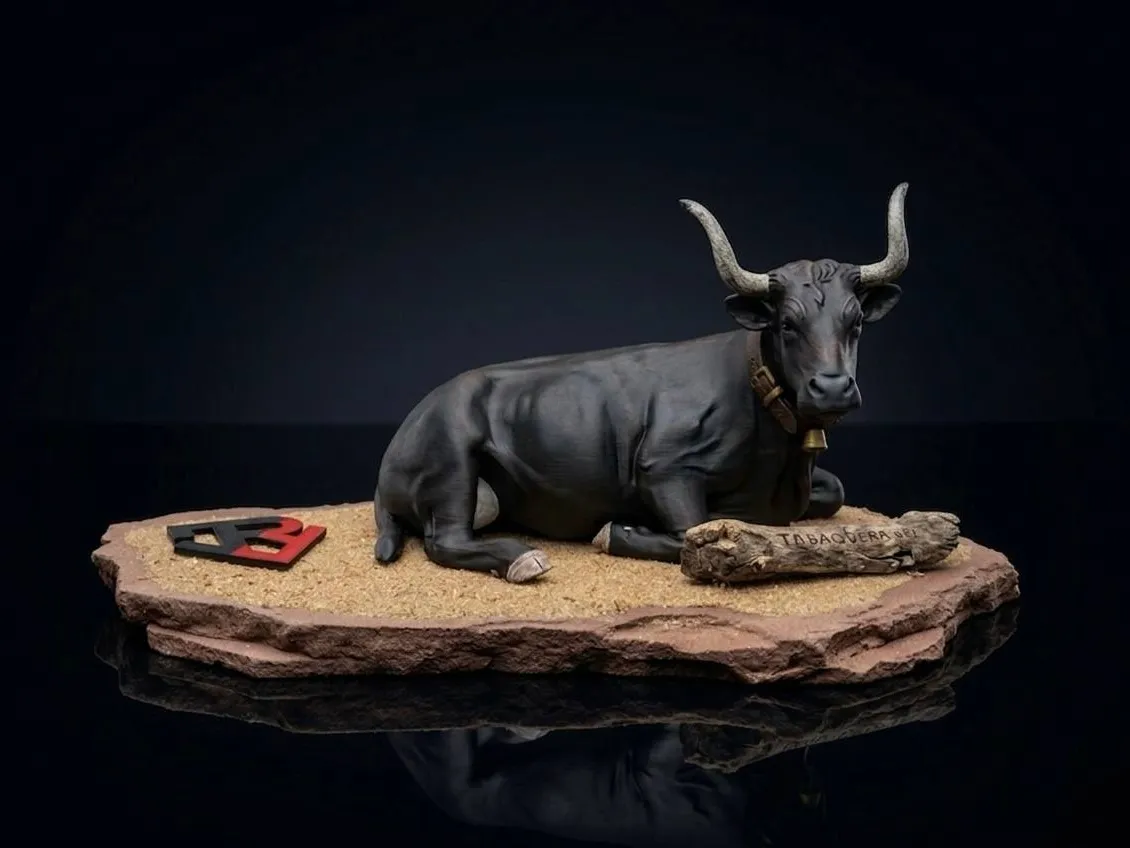 Figurine de taureau au repos pour diorama