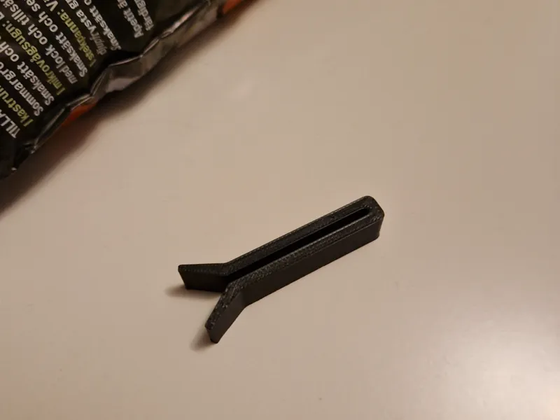Slim clip for bags