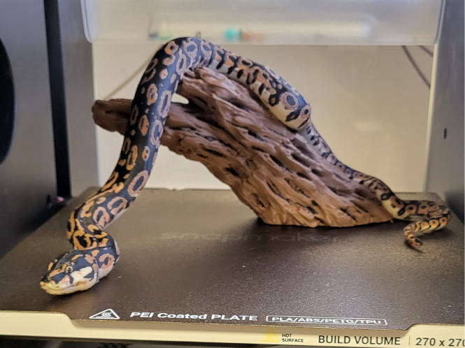 Schlange auf Baumstamm – dekoratives 3D-Modell 3D model