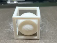 Sculpture sphère dans un cube — photo 2