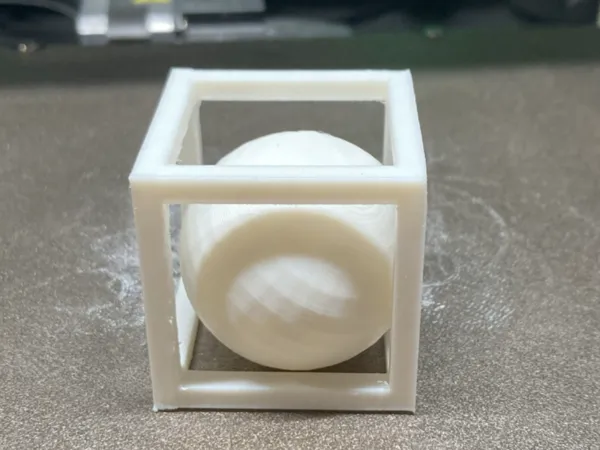 Sculpture sphère dans un cube