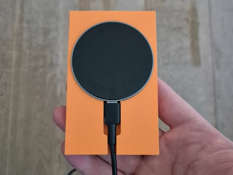 Aukey MagFusion Aura Qi2 Magnetic charger form