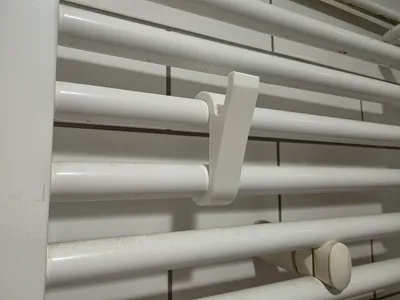 Radiator towel hanger anti-slip