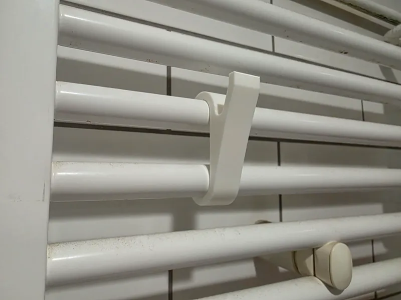 Radiator towel hanger anti-slip