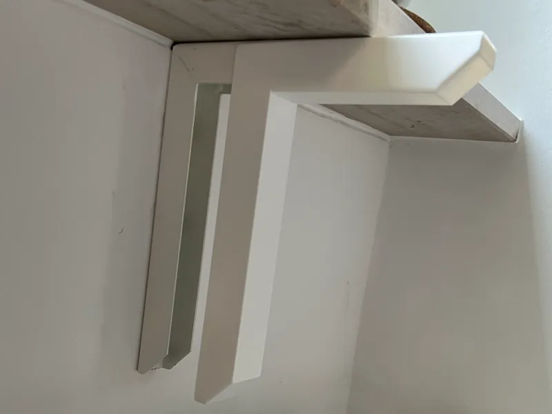 Cover for angle (window sill) with clips