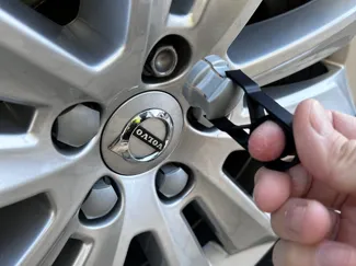 Complient Tool For Lug Bolt/Nut Caps Removal