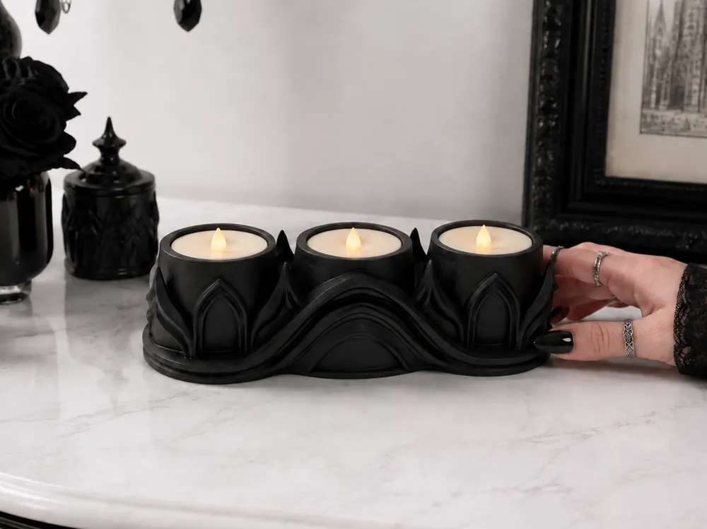Accesorio de iluminación decorativa: Goth minimal Triple LED Tealight Holder gothic. Referencia del modelo original.