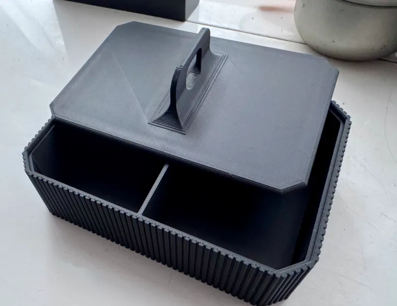 Medium trinket box with slatted design and handle