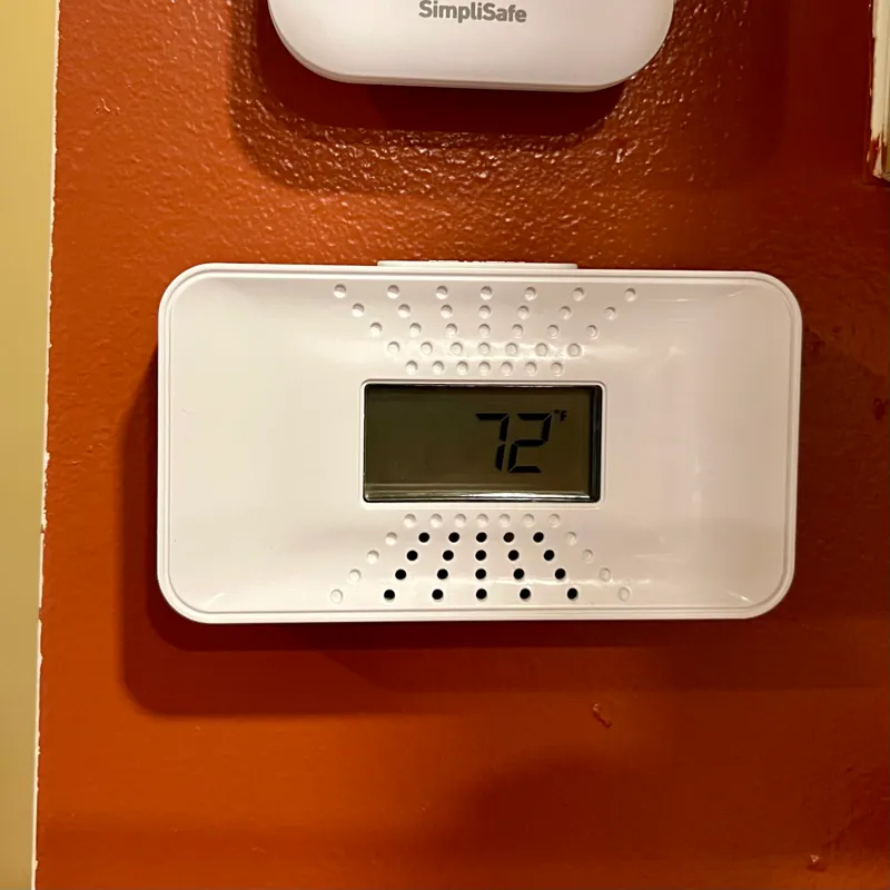 Command strip mount for First Alert CO710 carbon monoxide detector