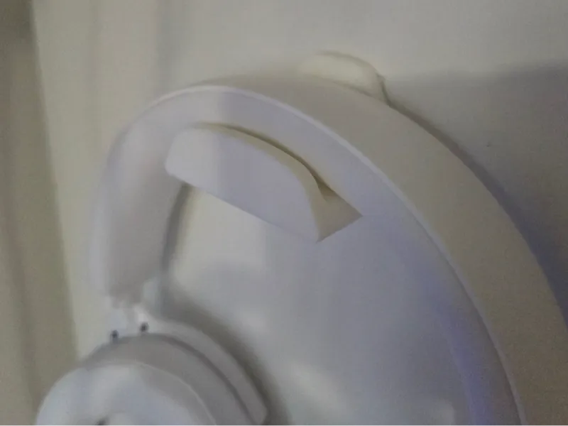 Headphone holder/hook wit screw