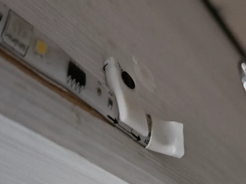 LED Strip Halterung - Einfach montiert mit Nagel