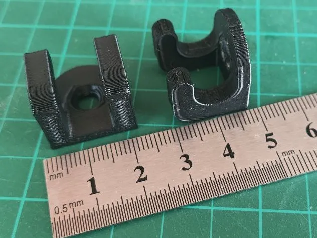 Minimalist hanger / Cable holder