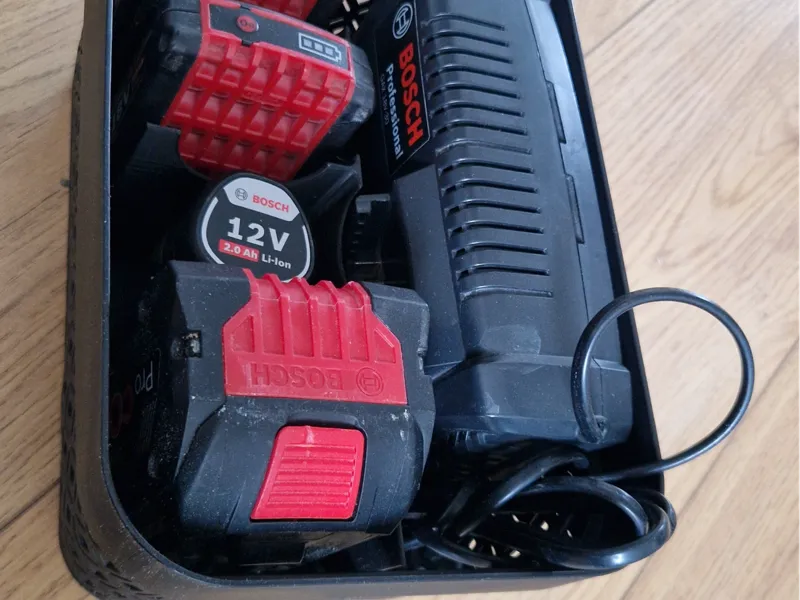 Insert Curver pour batteries et chargeur Bosch Pro