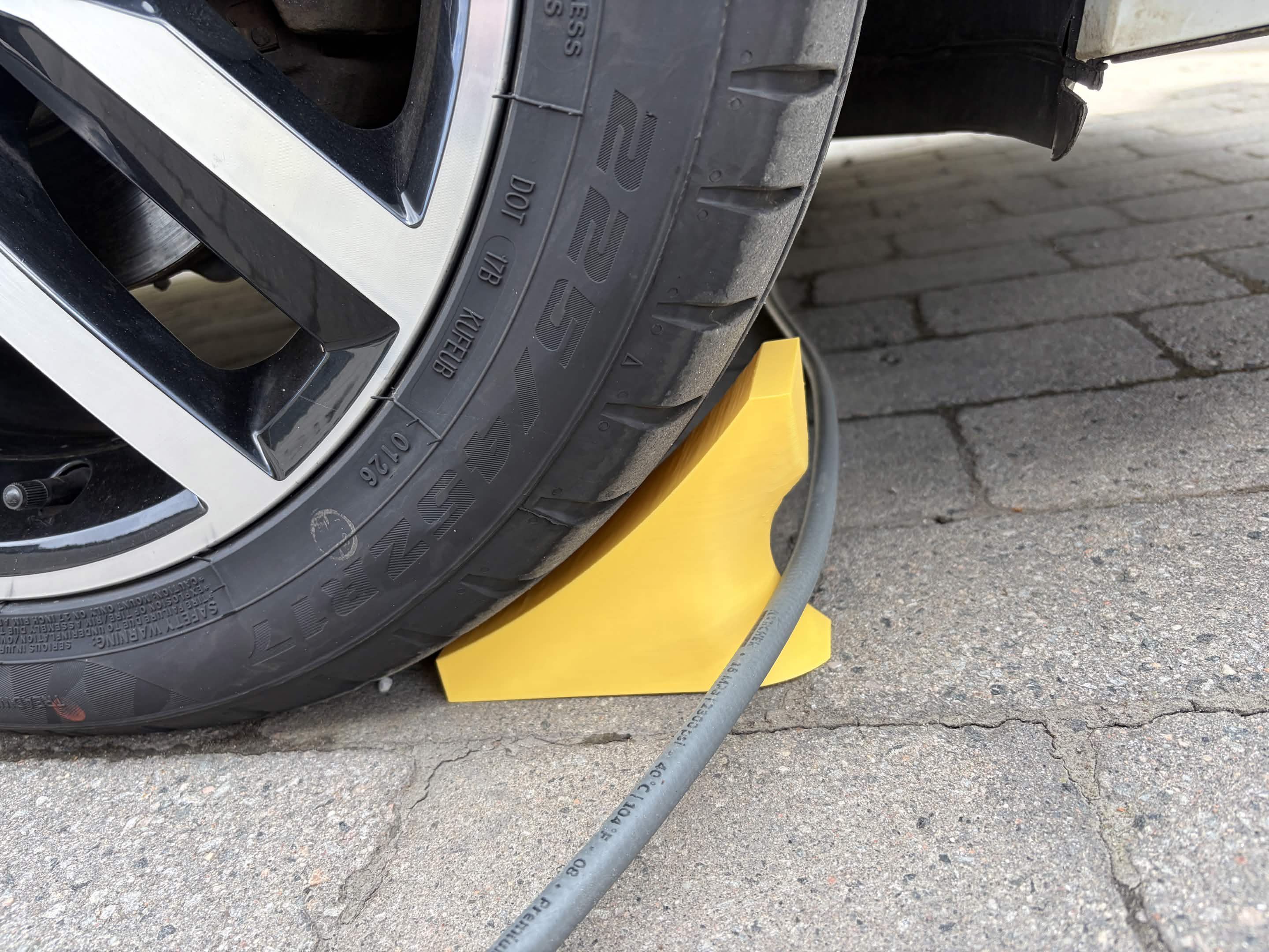 Miniatura 2 do modelo 3D SlideGuide- Cable and Hose Guard for Car Detailing