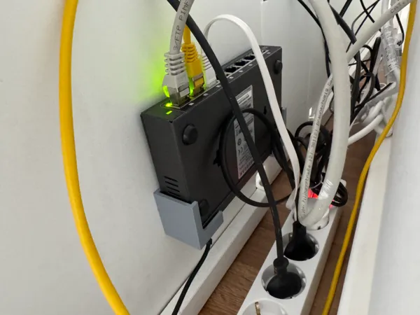 Support mural adhésif pour switch Netgear GS108e