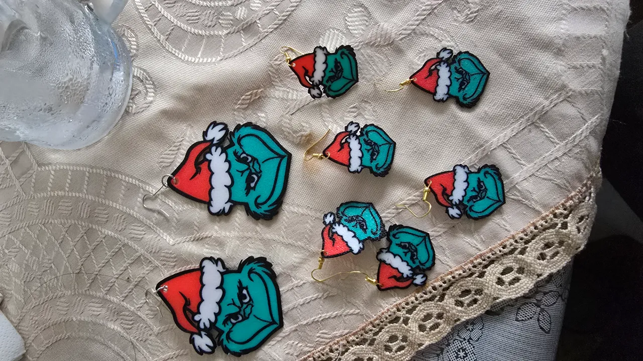 The Grinch Earrings, adornments (double side) view 2