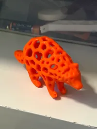 Sculpture de raton laveur motif voronoï — photo 2