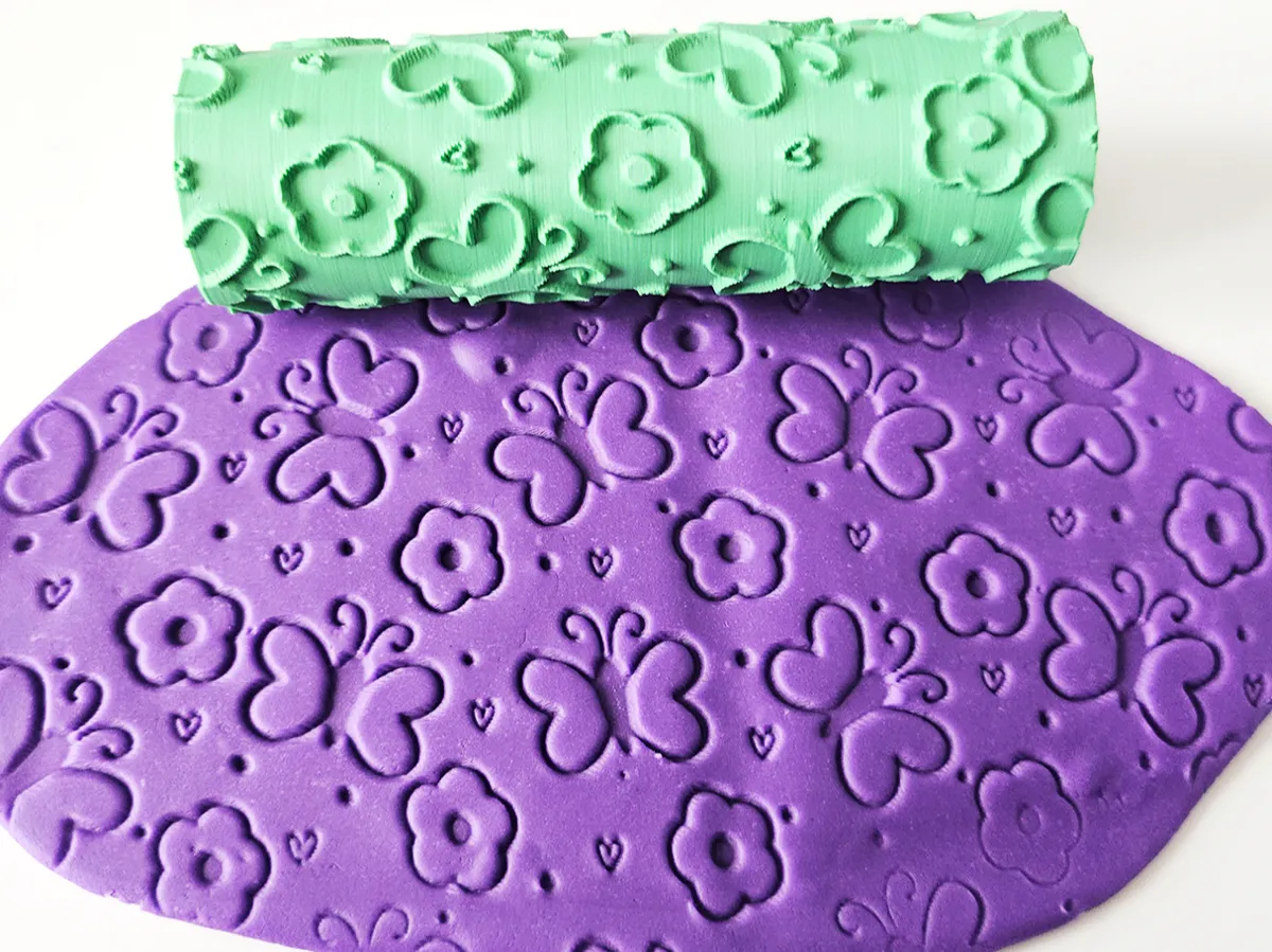 Rouleau à motifs papillons et fleurs