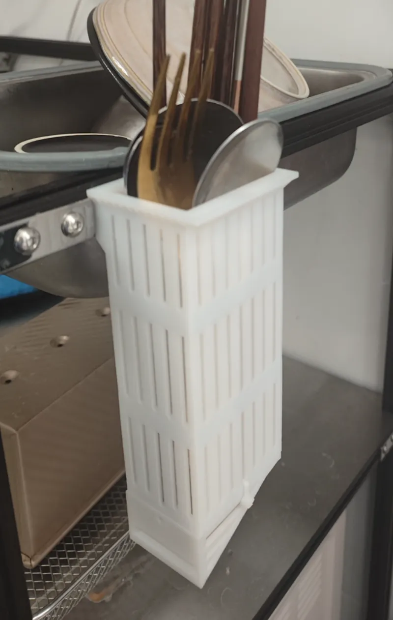 筷子盒，底部带斜槽沥水避免积水，底部可更换避免堆积脏污污染筷子