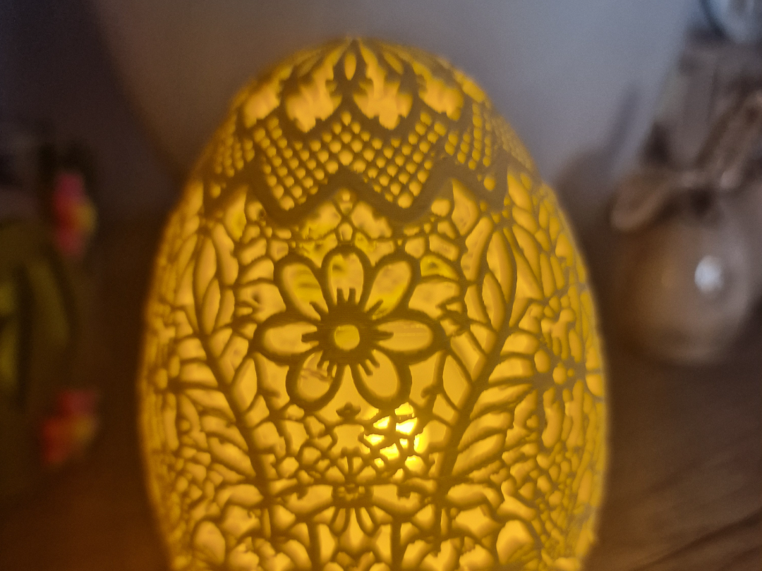 Deko-Ei mit Blumenmuster
