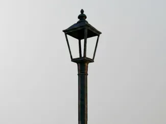 Farola antigua con orificio para cable y luz