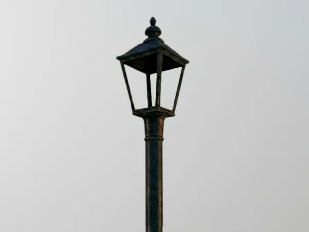 Farola antigua con orificio para cable y luz