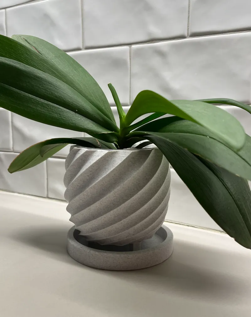Flower pot with spiral design 