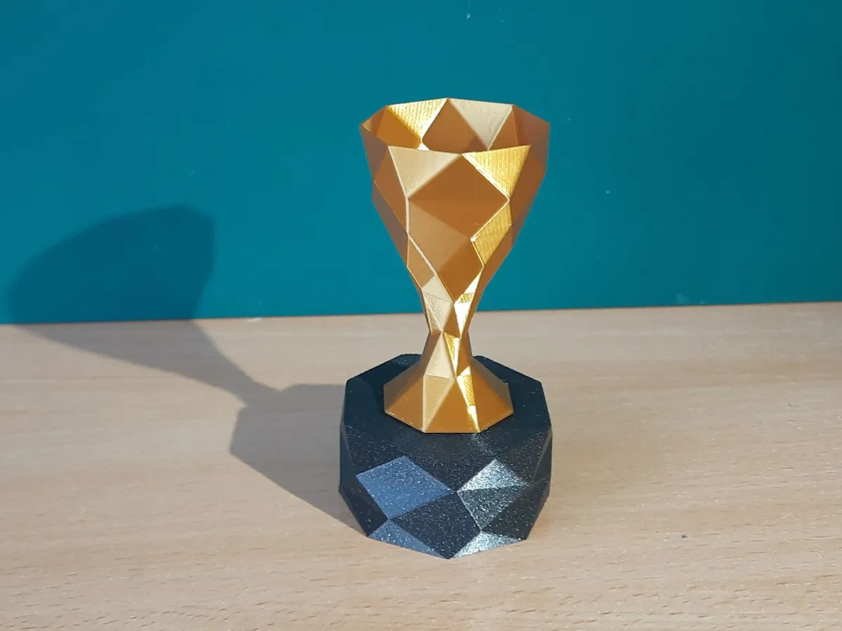 Trophée minimaliste low poly avec socle (mode vase)