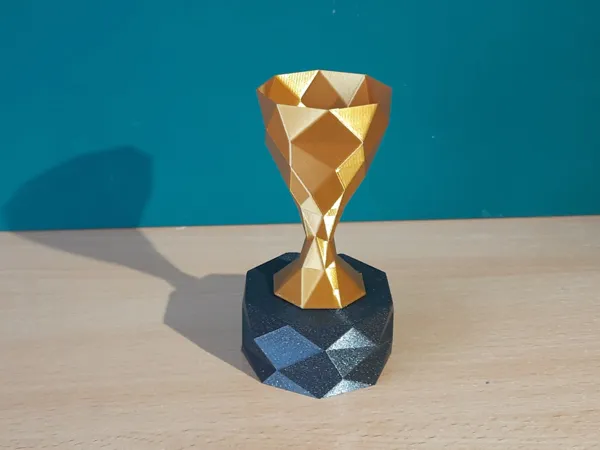 Trophée minimaliste low poly avec socle (mode vase)