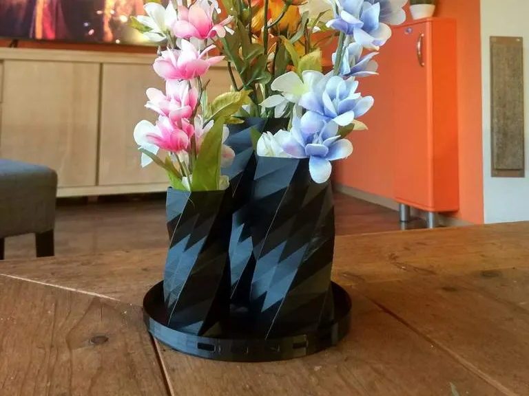 Twisted 6-sided Vase Basic on a tray