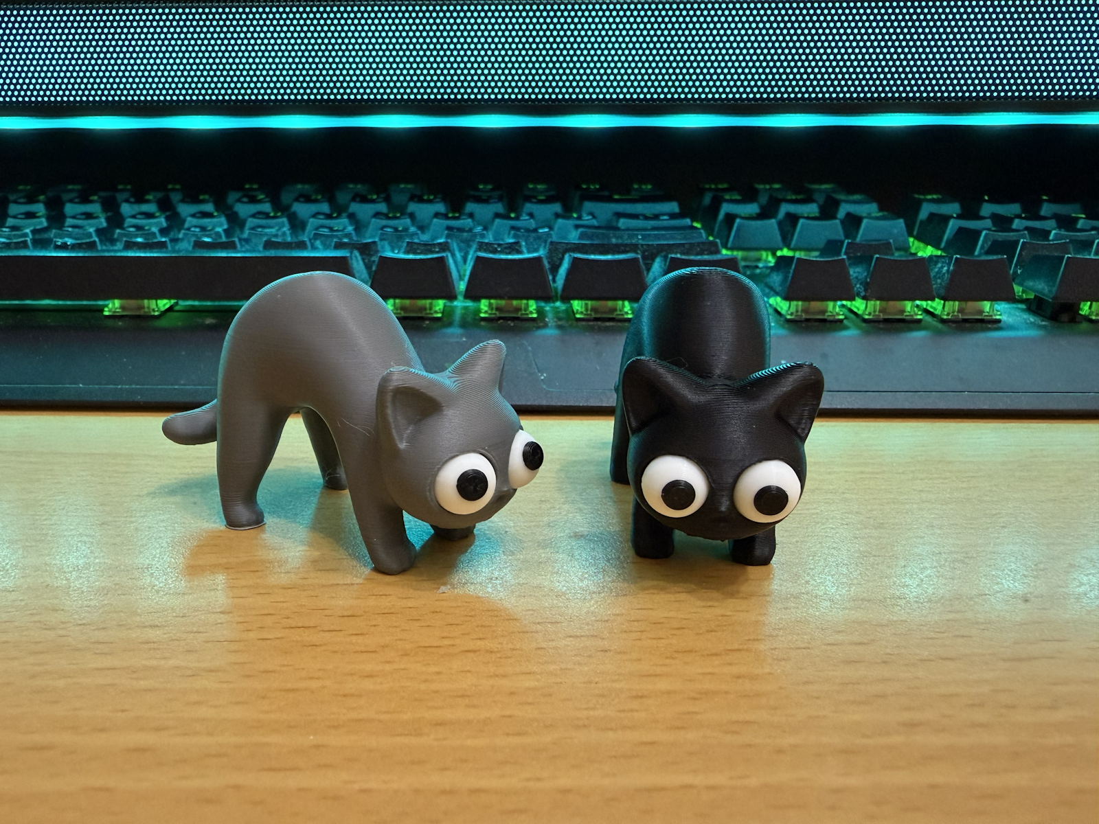 Wide-Eyed Cat | Desk Decor & Phone Stand - 1
