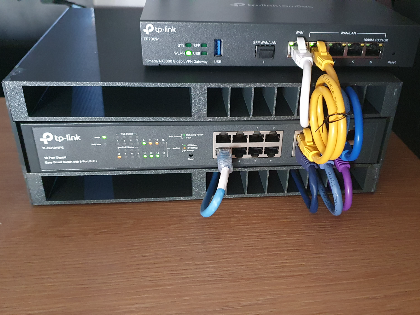 TL-SG1016PE Network Switch Cable Mount