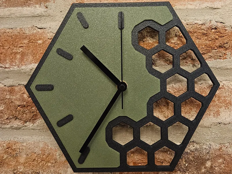 Minimalistische Wanduhr / BEE