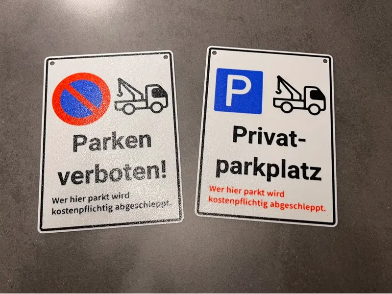 Schild Privatparkplatz mit Abschleppwagen