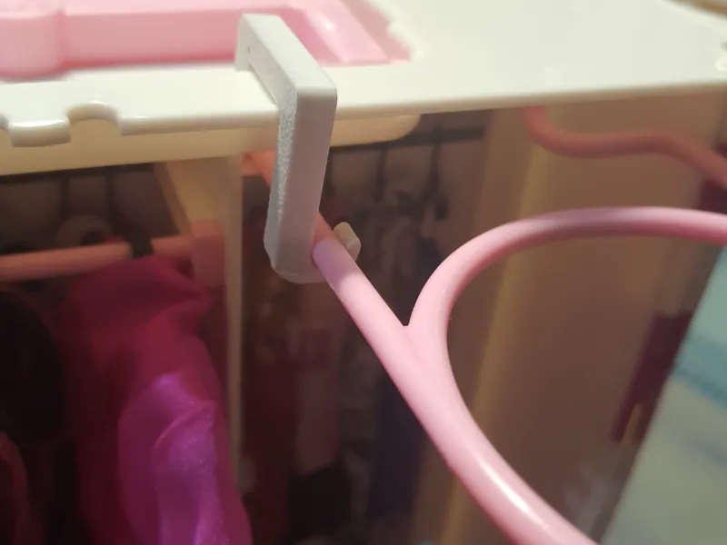 Halter für Puppenschrank
