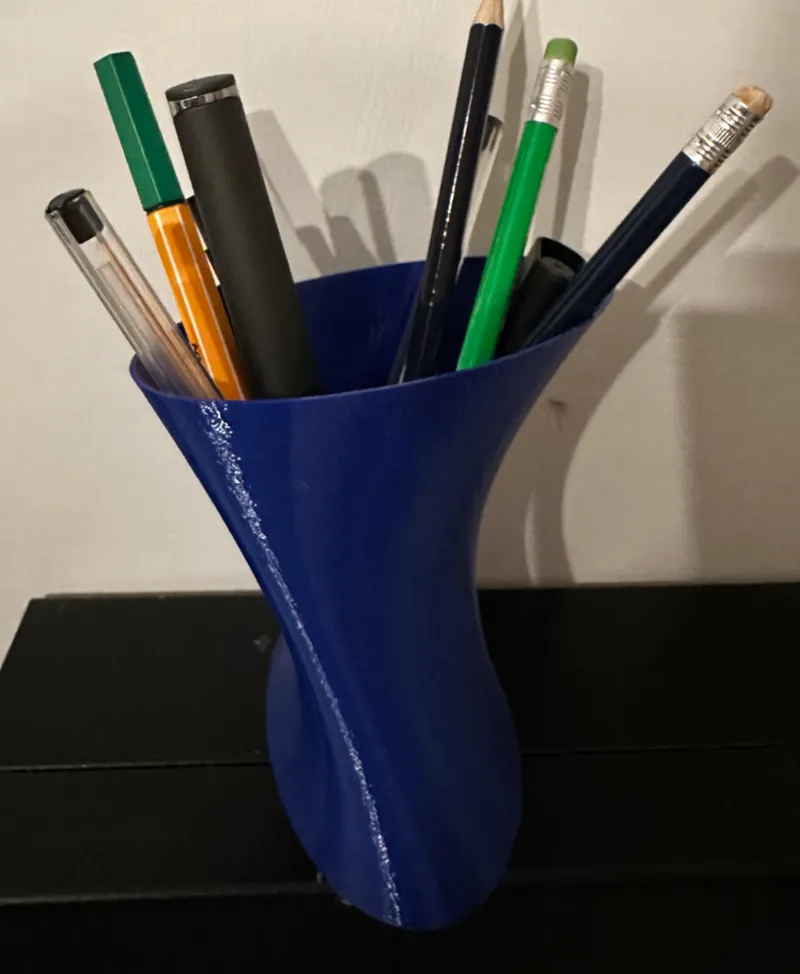 Twisted Ellipse Eesign Pen Holder
