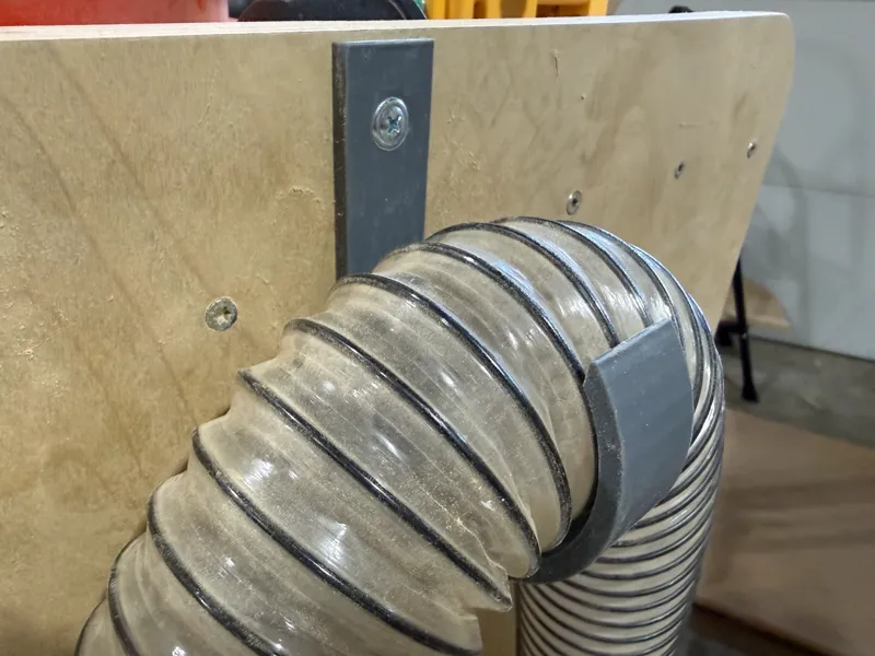 Clip for 2.75in dust collection hose