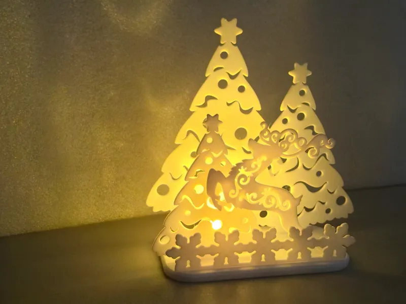 Weihnachtskomposition mit Hirsch in Bäumen 7