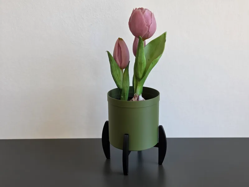 Moderner Blumentopf-Übertopf mit Standfuß