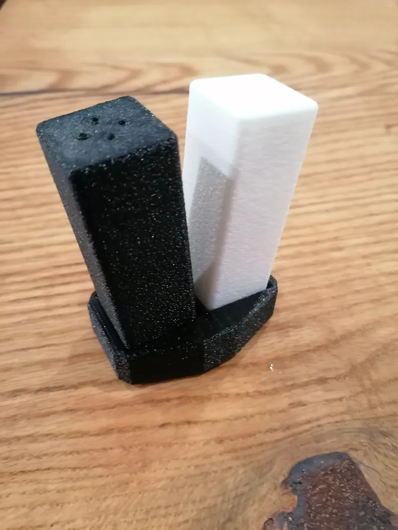 Saltshaker + Holder