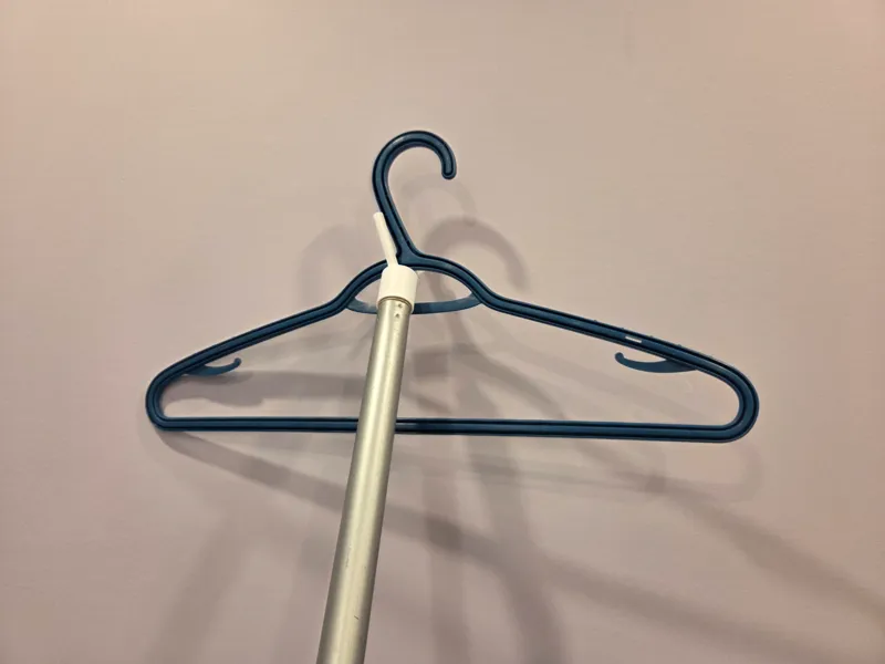Screw-on top for lifting coat hangers