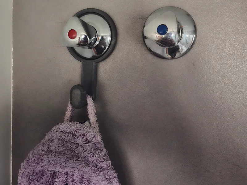 Gancho adaptado a llave de paso agua