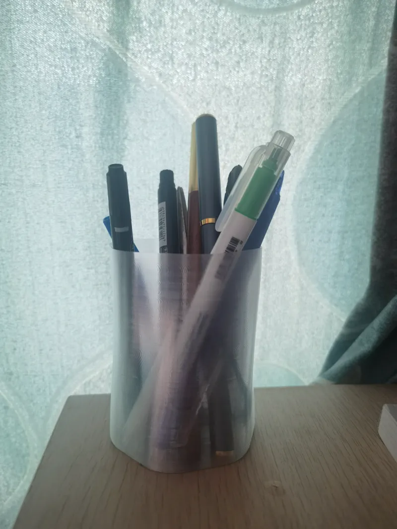 Simple Smooth Pen Holder