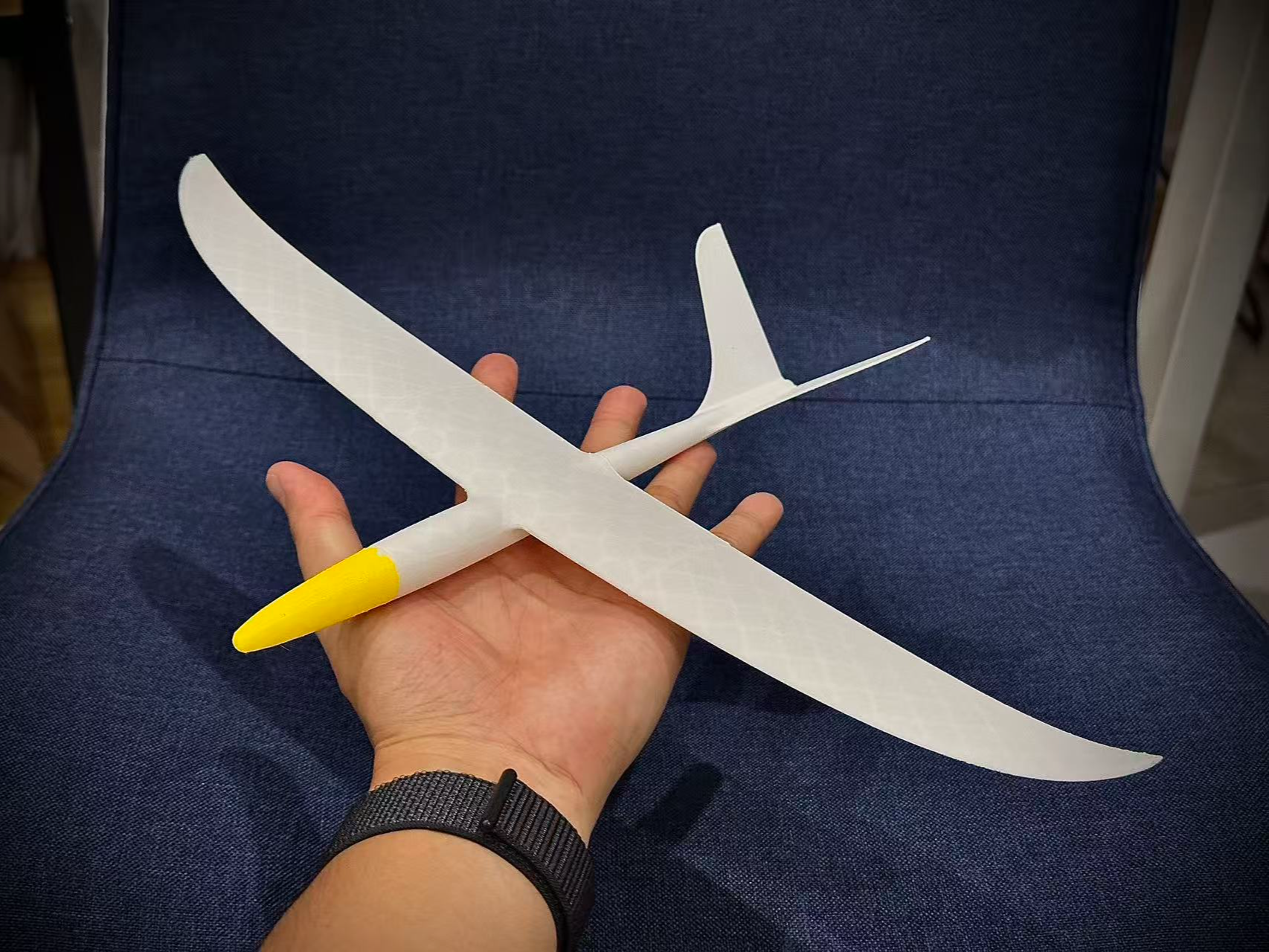 超轻掌上滑翔机，10.8克可飞行；翼展37cm；V6版本