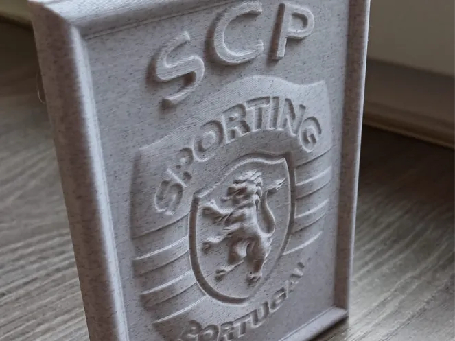 Emblème sportif en relief encadré